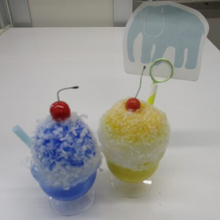 サクランボがのった食品サンプルのかき氷の写真