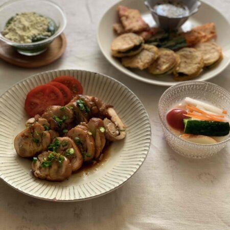 お皿に盛りつけた水キムチ、夏野菜のジョン、鶏肉の焼きチャーシュー、抹茶のわらび餅の写真