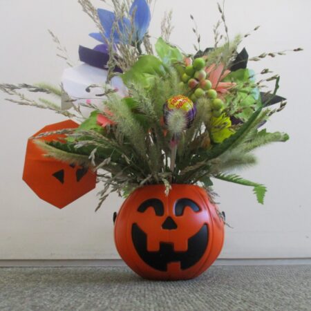 ハロウインの容器のフラワーアレンジ