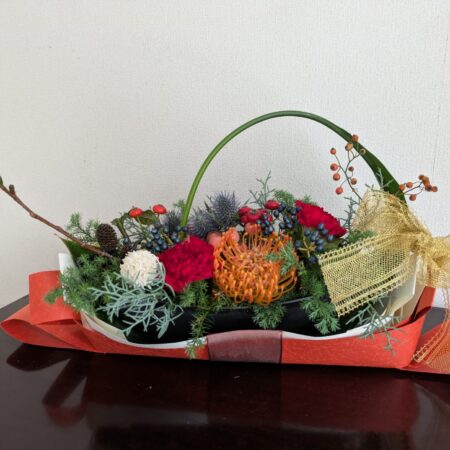 クリスマスの色合いのフラワーアレンジメント